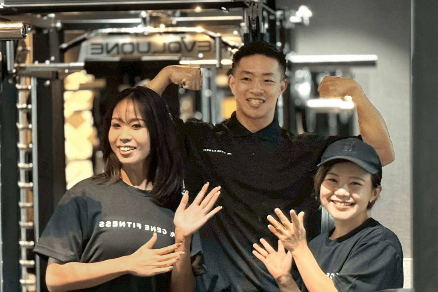 トレーナー三人が写っている画像