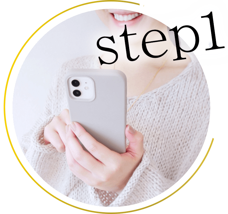 女性がスマホを持っている画像