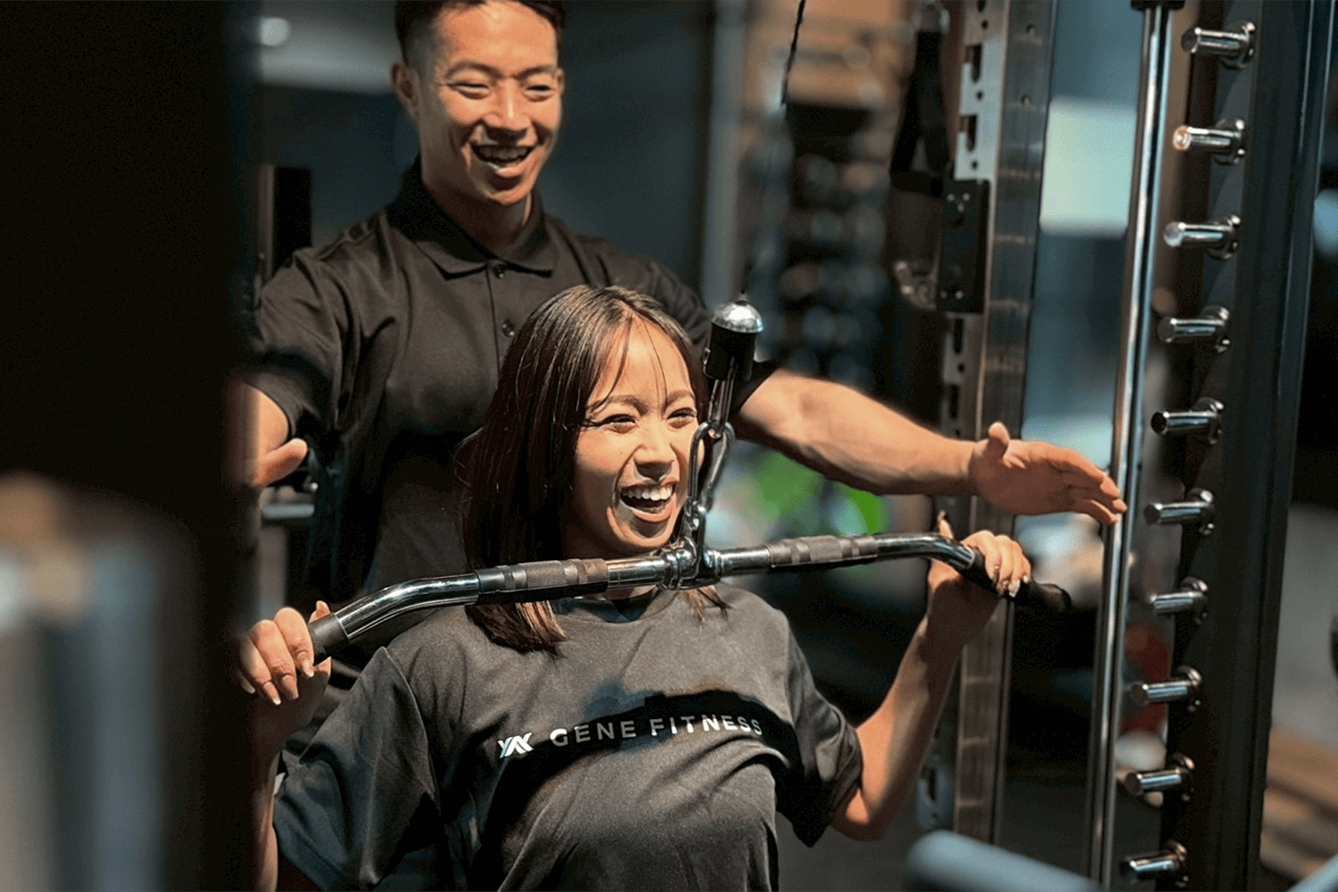 男性トレーナーが女性にトレーニングを教えている画像