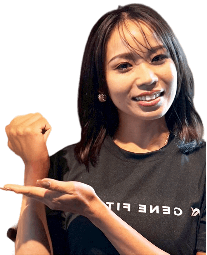 女性がガッツポーズしている画像